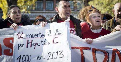 Participantes en la 27ª Marea Blanca en Madrid sostiene pancartas contra la desprotección de los enfermos de hepatitis C. -EFE