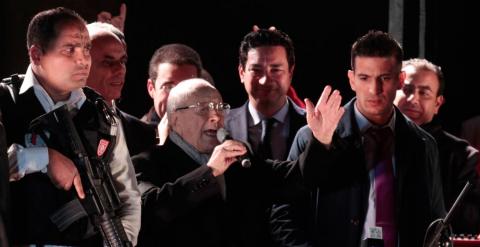 Beji Caid Essebsi, líder del partido Nidaa Tounes, habla desde su sede en Túnez tras proclamarse vencedor de las presidenciales. -REUTERS/Zoubeir Souissi