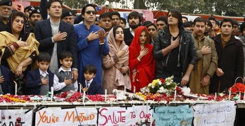 Familiares de las víctimas asisten a una ceremonia en memoria de los niños asesinados en el ataque a una escuela del ejército en Peshawar. - EFE