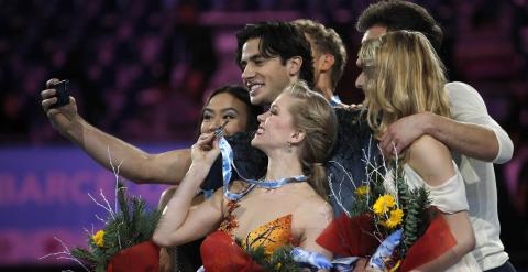 Una patinadora se hace un selfie en el reciente Grand Prix de Barcelona./REUTERS