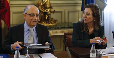 El ministro de Hacienda, Cristóbal Montoro, con a la secretaria de Estado de Presupuestos, Marta Fernández Currás. EFE/Juan Carlos Hidalgo.