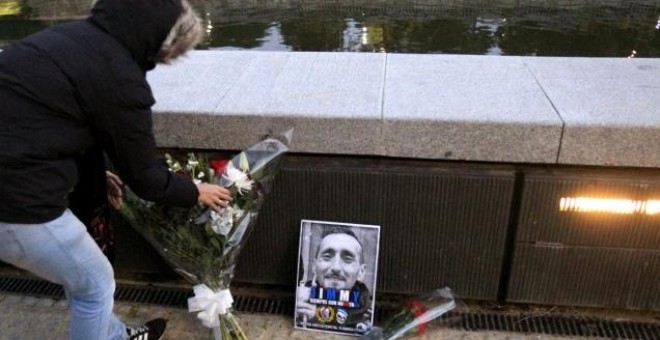 Flores junto al río Manzanarez en Madrid por la muerte de Jimmy.- EFE