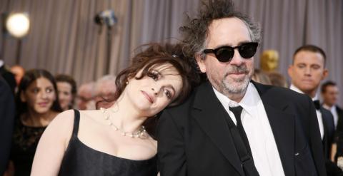 La actriz Helena Bonham Carter con el director  de cine Tim Burton, en la gala de los Oscar de 2014, en Los Ángeles. REUTERS/Lucy Nicholson