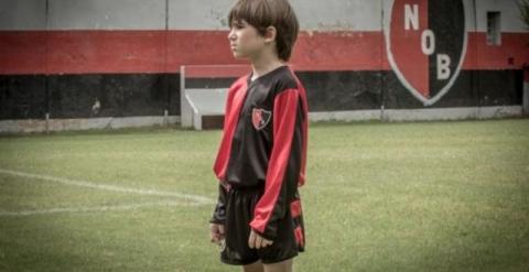 Uno de los niños que hacen de Messi.