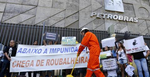 Un grupo de manifestantes frente a la sede de Petrobras en Rio de Janeiro, protestando contra los casos de corrupción en la compañía. REUTERS/Sergio Moraes
