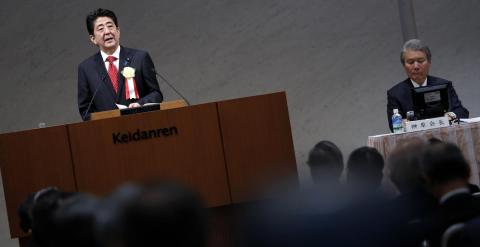 El reelegido primer ministro japonés Shinzo Abe, junto al presidente de la patronal nipona Keidanren, Sadayuki Sakakibara. REUTERS/Yuya Shino