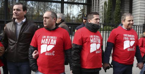 El secretario general del PSM, Tomás Gómez, y el candidato del PSOE a la alcaldía de Madrid, Antonio Miguel Carmona, participan en una cadena humana, organizada por la Plataforma de Afectados por la Hepatitis C, rodeando el Ministerio de Sanidad para exig