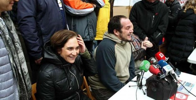 Teresa Forcades y Ada Colau junto al diputado de la CUP, David Fernández. /TONI ALBIR (EFE)