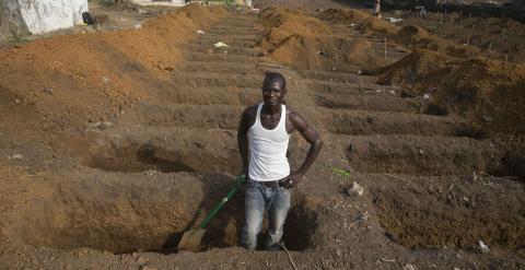 Un sepulturero prepara nuevas tumbas para las víctimas del ébola, en el cementerio de Freetown, la capital de Sierra Leona. REUTERS/Baz Ratner