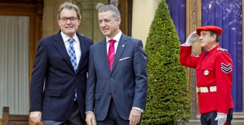 El lehendakari, Iñigo Urkullu , y y el presidente de la Generalitat, Artur Mas, conversan durante el encuentro que han mantenido en el palacio Ajuria Enea de Vitoria. EFE/David Aguilar