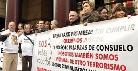 La asociación SOS Bebes Robados durante una concentración. EFE