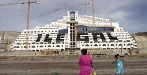 La Junta de Andalucía se encuentra a la espera de que el Ministerio de Medio Ambiente y el promotor del hotel El Algarrobico alcancen un acuerdo para su expropiación y entonces proceder a la demolición del establecimiento. EFE/ Carlos Barba