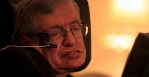 El científico británico Stephen Hawking, a su llegada al instituto Weizman en Rehovot, Israel, en 2006. Hawking que llegó hoy a Chile para participar en un encuentro académico, manifestó sus deseos de sobrevolar el volcán Llaima.