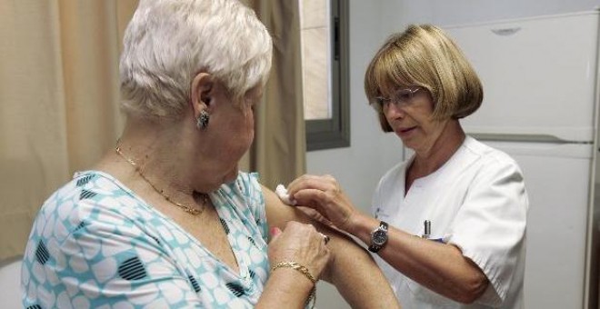 Una mujer es vacunada contra el virus de la gripe en un centro de salud de Santa Cruz de Tenerife.