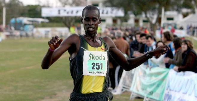 El atleta keniata Kiprono Menjo cruza la línea de meta para ganar el XXXI Cross Internacional Amendoeiras celebrado en Aldeia das Acoteias, en la Albufeira, Portugal.