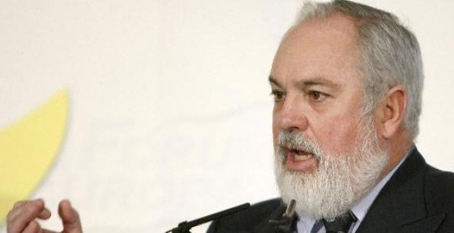 El secretario de Economía y Empleo del PP, Miguel Arias Cañete, se mostró hoy contrario a que las empresas públicas compren compañías privadas, en referencia a una eventual operación de la empresa pública francesa EDF por Iberdrola.