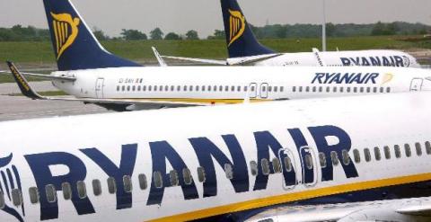 Fotografía de aviones de Ryanair maniobrando en el Aeropuerto de Dublín.