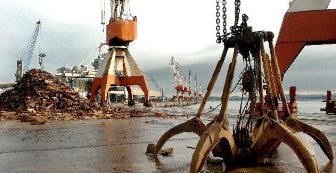 En la imagen, aspecto del puerto de Santander, completamente paralizado debido a la huelga de estibadores que tuvo lugar en 2006.