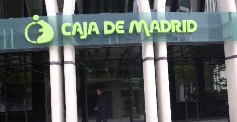 Logotipo de Caja Madrid en la fachada de la sede, situado en el Paseo de la Castellana de Madrid, en la zona de los bajos de Azca.