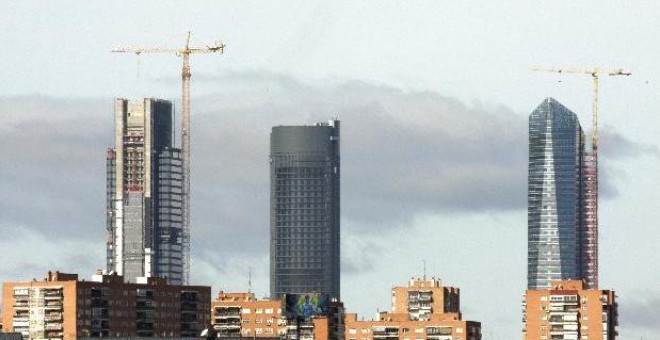 Vista general de Madrid que muestra tres de los rascacielos del Complejo Madrid Arena, (de izda. a dech.) laTorre Repsol, la Torre Sacyr y la Torre Cristal.
