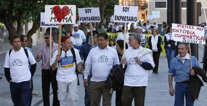Padres y madres divorciados durante una manifestación por las calles de Sevilla para demandar la custodia compartida de los hijos tras el divorcio.