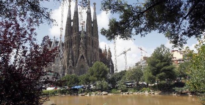 El estanque del parque de la Sagrada Familia de Barcelona, que se había vaciado con motivo de la sequía, se ha ido llenando de agua tras la lluvia registrada en la capital catalana.