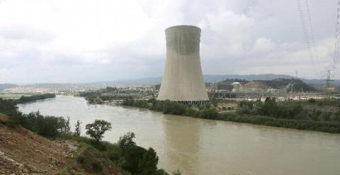 Vista del río Ebro a su paso por la localidad tarraconense de Ascó, con la Central Nuclear a lo lejos.