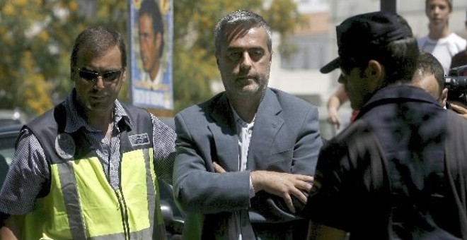 Miembros de la Unidad contra la Delincuencia y el Crimen Organizado (Udyco) llevan a declarar al alcalde de Estepona, Antonio Barrientos, al juzgado de Estepona hoy.