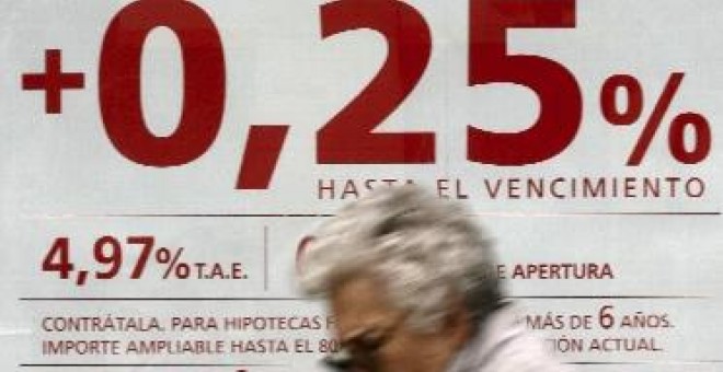 En la imagen, una oficina bancaria ofrece un producto financiero para las hipotecas.