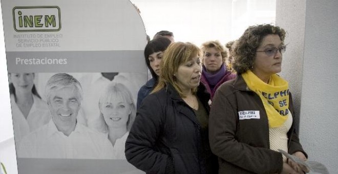 Mujeres de los trabajadores de la fábrica Delphi esperan para apuntarse a la lista de parados en la oficina del Instituo de Empleo de Servicio Publico de Empleo Estatal (INEM).