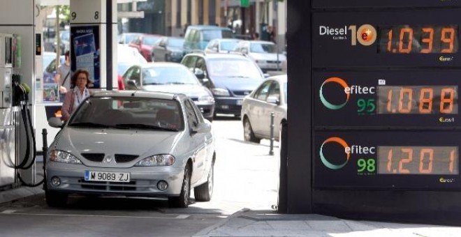 Vista de una gasolinera en Madrid, junto al panel en el que figuran los precios de los diferentes carburantes.