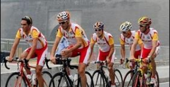Los ciclistas del equipo español (de i a d) Alberto Contador, Samuel Sánchez, Oscar Freire, Carlos Sastre y Alejandro Valverde pasan por la Gran Muralla China durante una sesión de entrenamiento.
