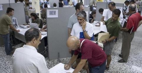 Varios trabajadores se inscriben como parados en el Servicio Andaluz de Empleo.