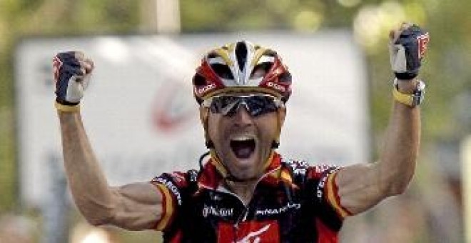 El ciclista español Alejandro Valverde, del Caisse d'Epargne, celebra su victoria a la llegada a meta. Valverde se situó como nuevo líder de la Vuelta Ciclista a España tras imponerse en la segunda etapa, disputada hoy entre las localidades de Granada y J