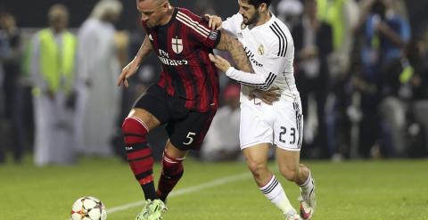 Isco lucha por un balón con Mexes durante el partido. REUTERS