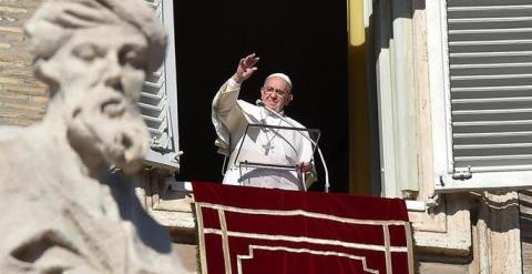 El Papa Francisco saluda a los miles de turistas y peregrinos desde la ventana del Palacio Apostólico durante la primera oración del Ángelus del año en el Vaticano, hoy, jueves 1 de enero de 2014