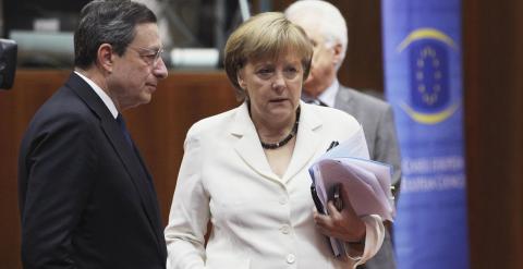 La canciller alemana Angela Merkel, en una imagen de archivo junto al presidente del Banco Central Europeo, el italiano Mario Draghi. REUTERS