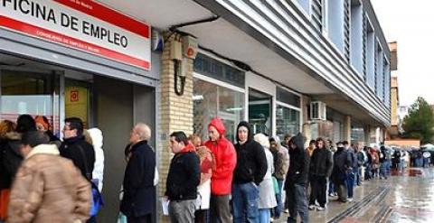 Una cola de personas en una oficina de empleo en Madrid.