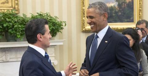 El presidente estadounidense Barack Obama (dcha) recibe al presidente de México, Enrique Peña Nieto, a su llegada a la reunión que han mantenido en la Casa Blanca, Washington
