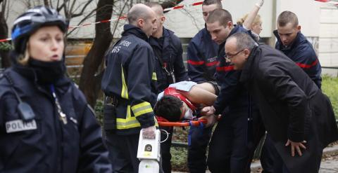 Los servicios de urgencias trasladan a uno de los heridos en el atentado a la sede de Charlie Hebdo. /REUTERS