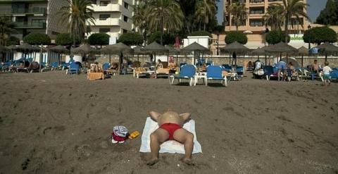 Bañistas en la playa de Marbella (Málaga). REUTERS
