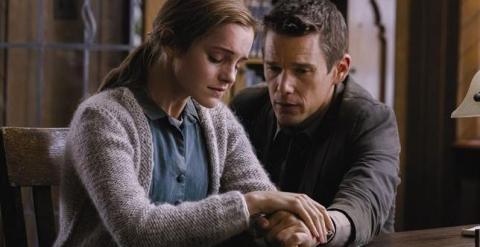Ethan Hawke y Emma Watson, en una imagen de la última película de Alejandro Amenábar. E.P.