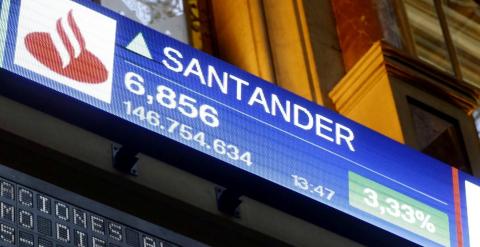 La cotización del Banco Santander en uno de los paneles de la Bolsa de Madrid. EFE