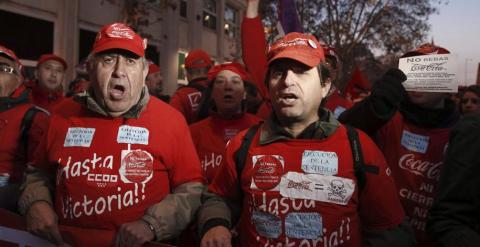 Trabajadores de Coca-Cola exigen la readmisión de la plantilla tras la sentencia de la Audiencia Nacional, esta tarde en Madrid. -EFE/Kiko Huesca