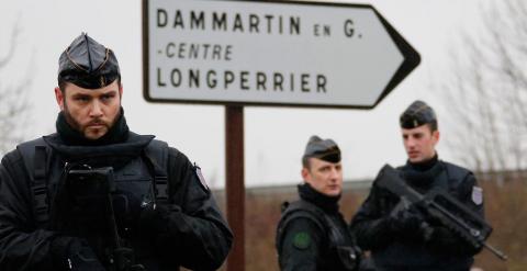 Gendarmes franceses aseguran la escena de la toma de rehenes por los secuestradores. REUTERS