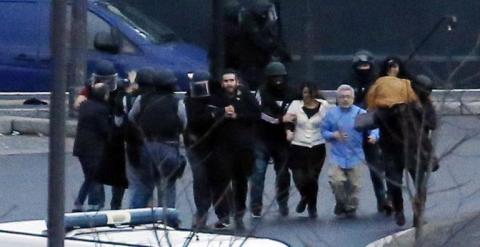 Agentes de Policía sacan a los rehenes de la tienda de París asaltada. /AFP
