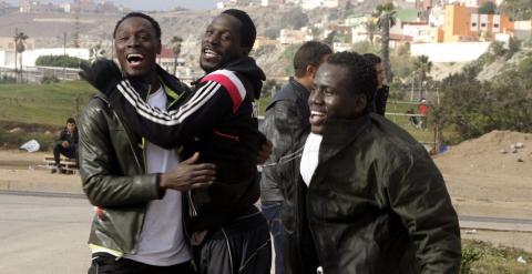 Llegada de algunos de los catorce subsaharianos que han conseguido  entrar en Melilla saltando la valla fronteriza que separa la ciudad autónoma de Marruecos. EFE/F. G Guerrero