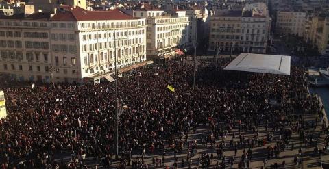 Decenas de miles de personas manifestándose en Marsella. /BORJA DE MIGUEL