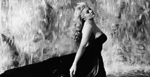 La actriz Anita Ekberg en la mítica escena del baño en La Fontana di Trevi de 'La dolce vita' - SCANPIX SWEDEN / REUTERS