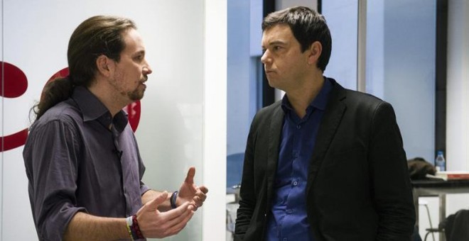 Pablo Iglesias conversa con el economista Thomas Piketty momentos después de la entrevista. EFE